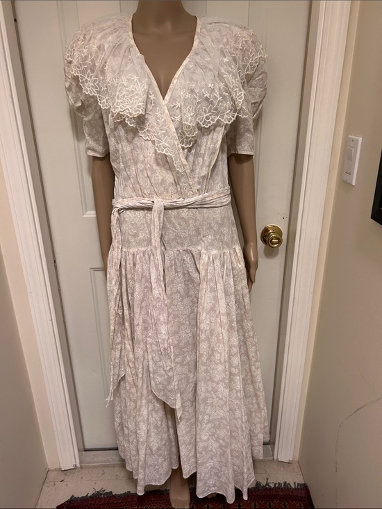 Jessica McClintock Dresses & Skirts - VTG 80s Jessica McClintock White Cotton Floral Dress with Scalloped Lace Collar